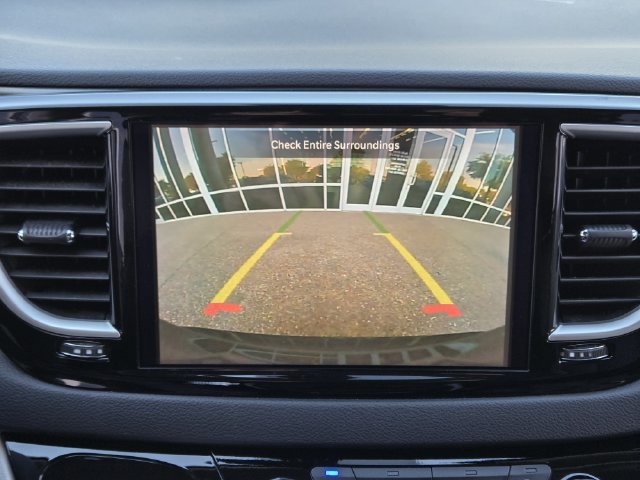 Used 2024 Chrysler Pacifica Touring-L FWD image 18