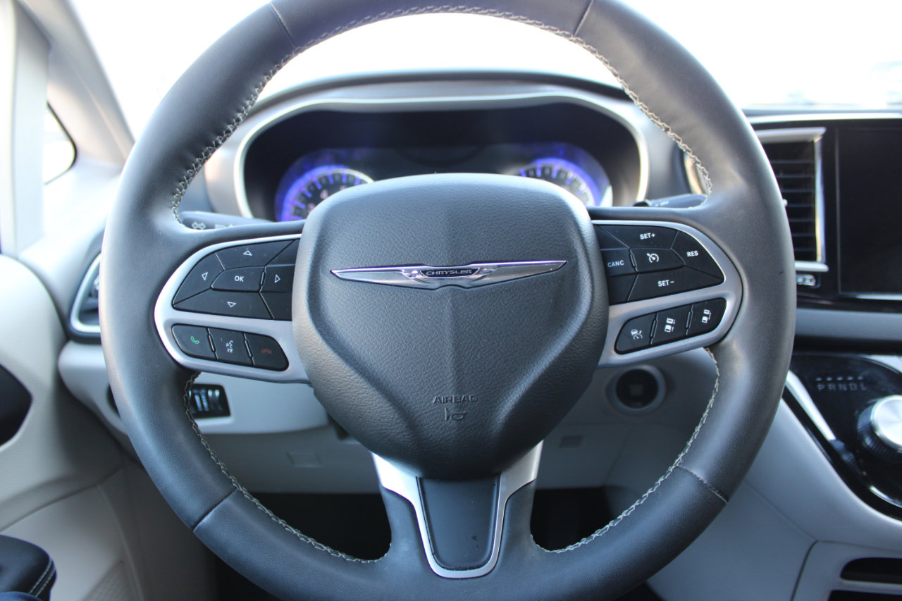 Used 2023 Chrysler Pacifica Touring-L image 18