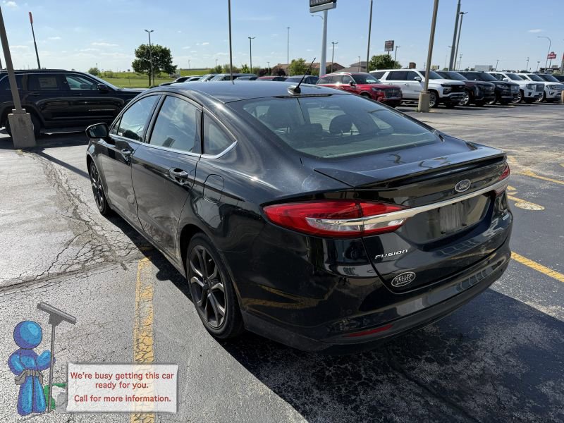 Used 2018 Ford Fusion SE w/ Equipment Group 201A FWD image 3