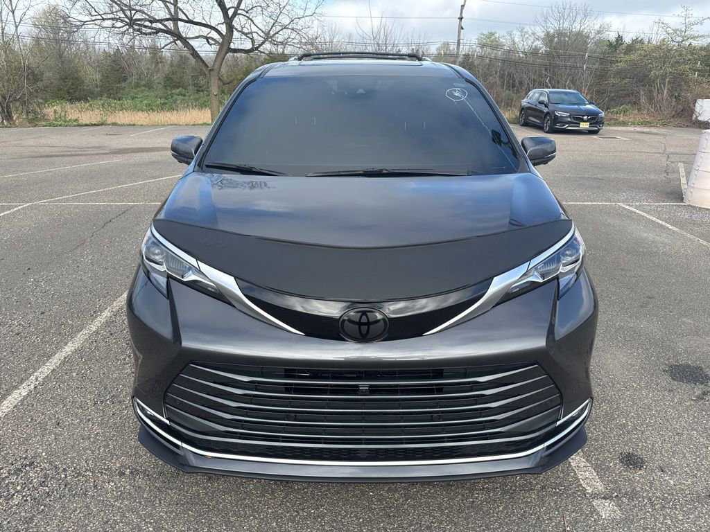 Used 2025 Toyota Sienna Platinum image 4
