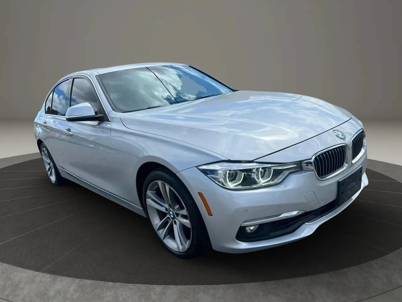 Used 2017 BMW 330i xDrive Sedan AWD/4WD image 3