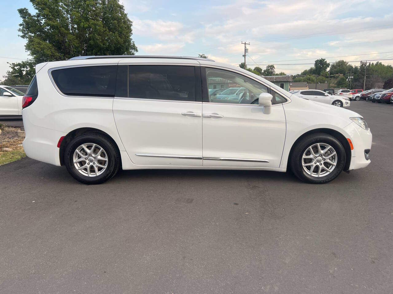 Used 2020 Chrysler Pacifica Touring-L image 8