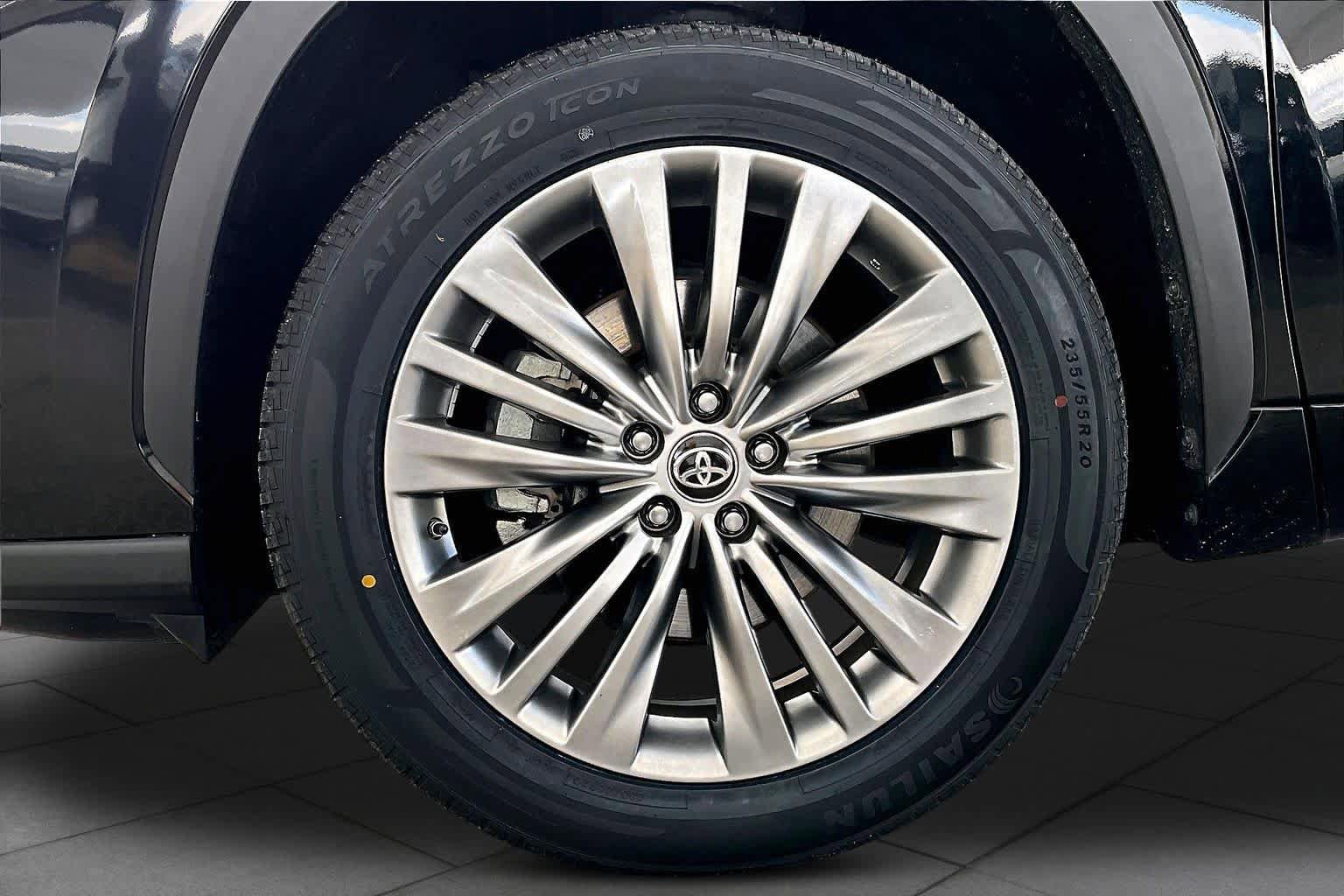 Used 2023 Toyota Highlander Platinum FWD image 11