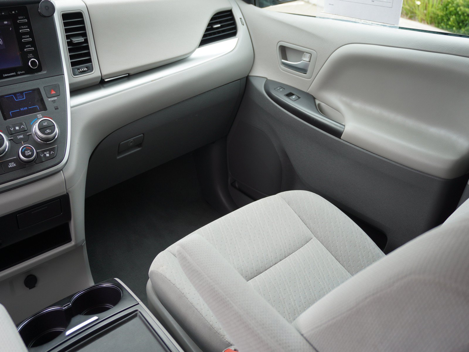 Used 2020 Toyota Sienna LE w/ Carpet Mat Package FWD image 17