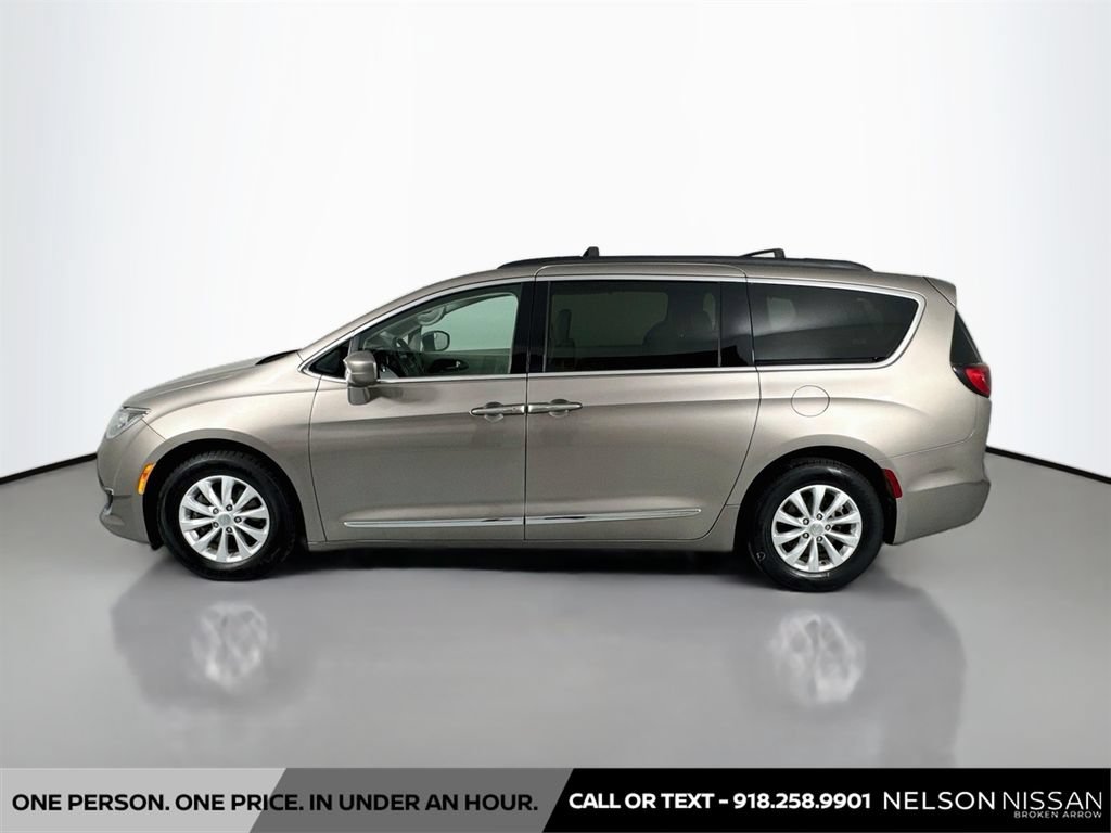 Used 2017 Chrysler Pacifica Touring-L FWD image 8