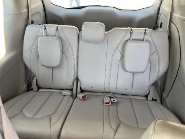 Used 2017 Chrysler Pacifica Touring-L w/ Tire & Wheel Group image 16