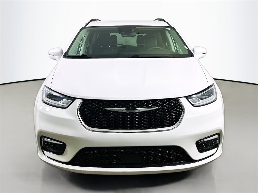 Used 2022 Chrysler Pacifica Touring-L image 2