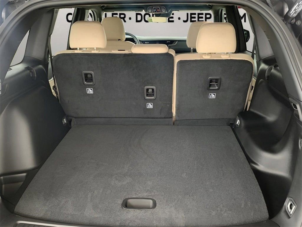 Used 2025 Jeep Grand Cherokee Limited image 16