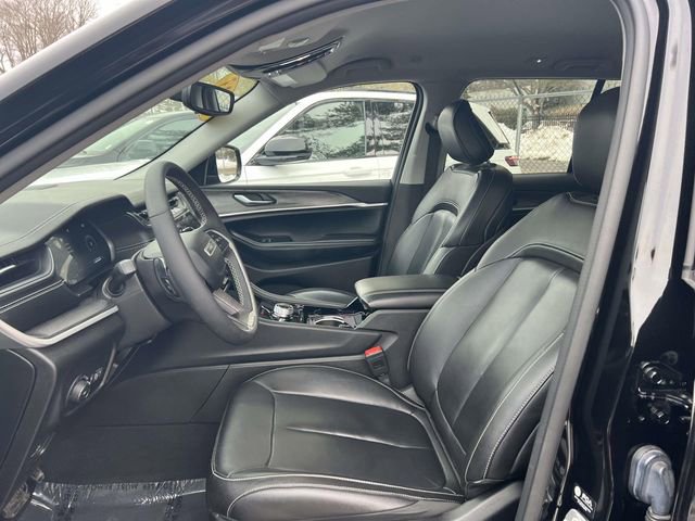 Certified 2023 Jeep Grand Cherokee Limited w/ Black Appearance Package image 12