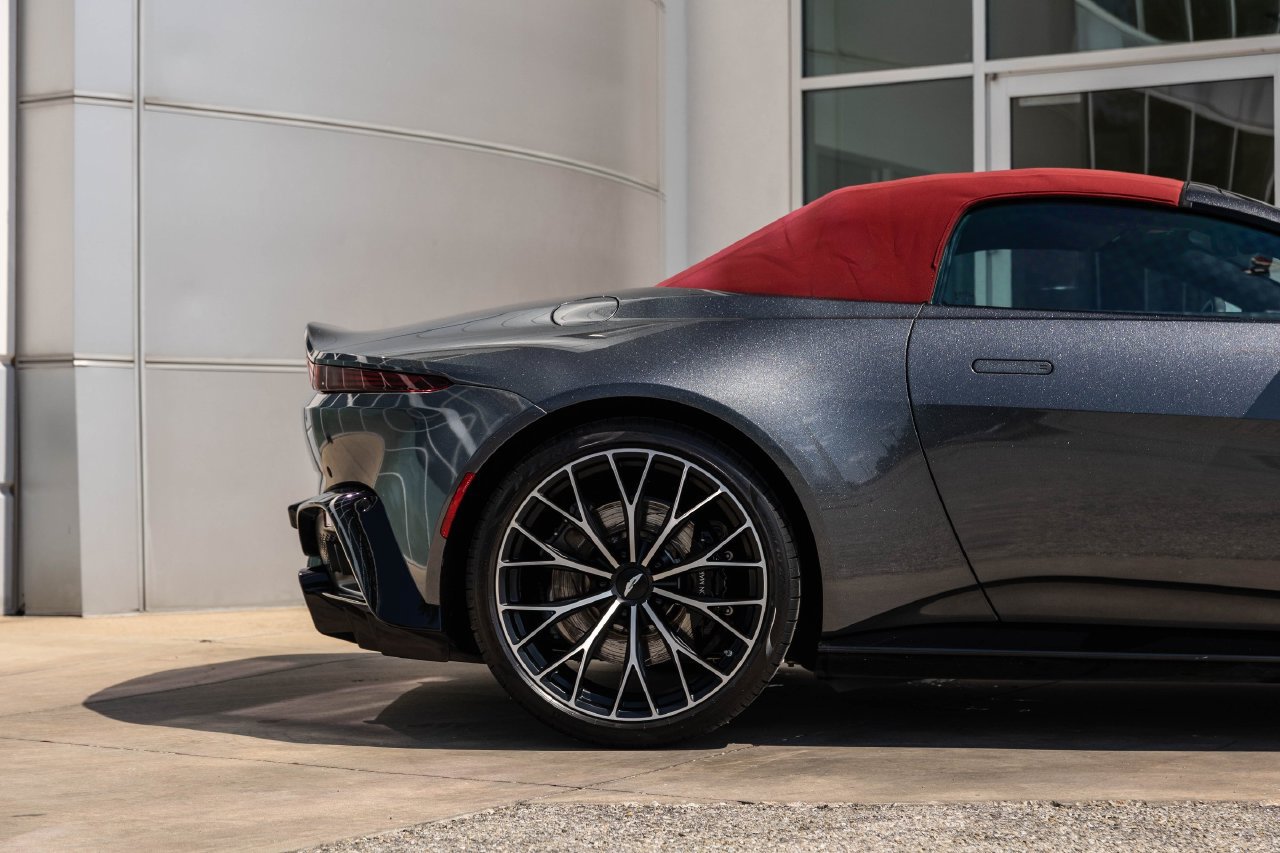 Used 2023 Aston Martin V8 Vantage Roadster RWD image 8