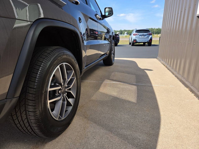 Used 2020 Jeep Grand Cherokee Limited w/ Premium Lighting Group AWD/4WD image 11