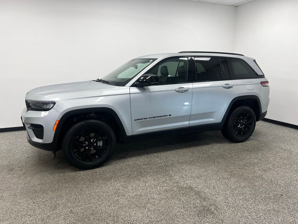 Used 2024 Jeep Grand Cherokee Altitude image 20