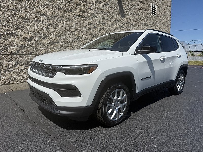 Used 2023 Jeep Compass Latitude w/ Sun and Sound Group AWD/4WD image 4