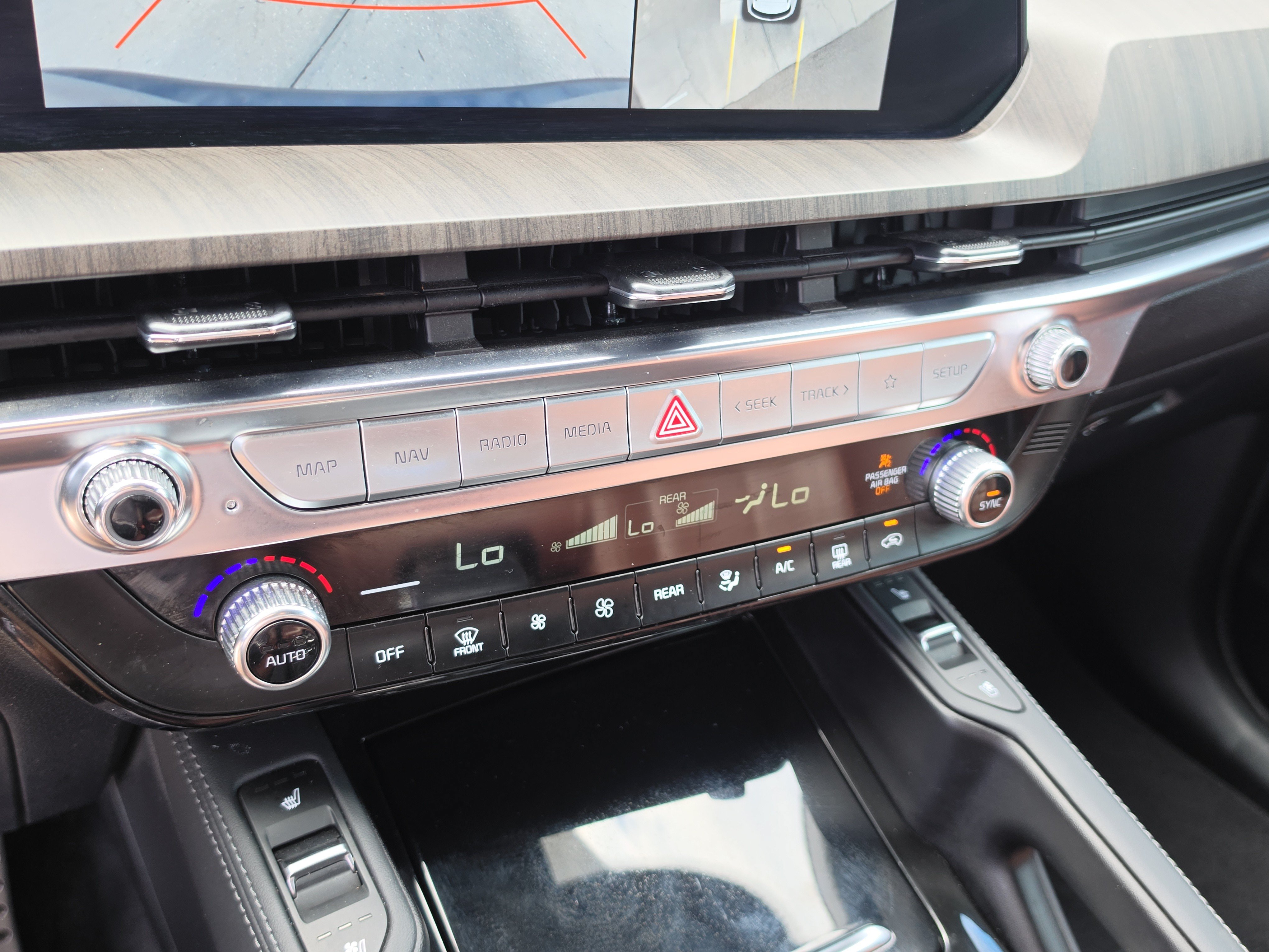 Used 2024 Kia Telluride SX w/ Towing Package FWD image 27