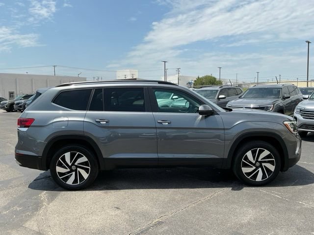 Used 2025 Volkswagen Atlas SE AWD/4WD image 2