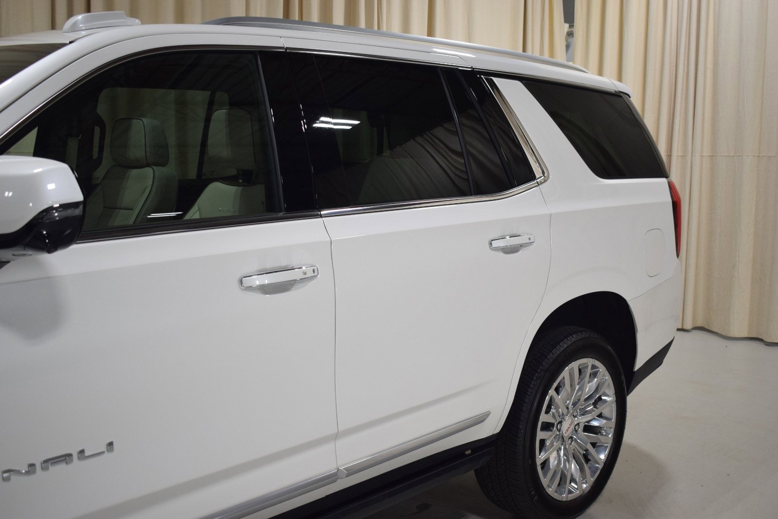 Used 2025 GMC Yukon Denali w/ Sun & Power Step Package image 2