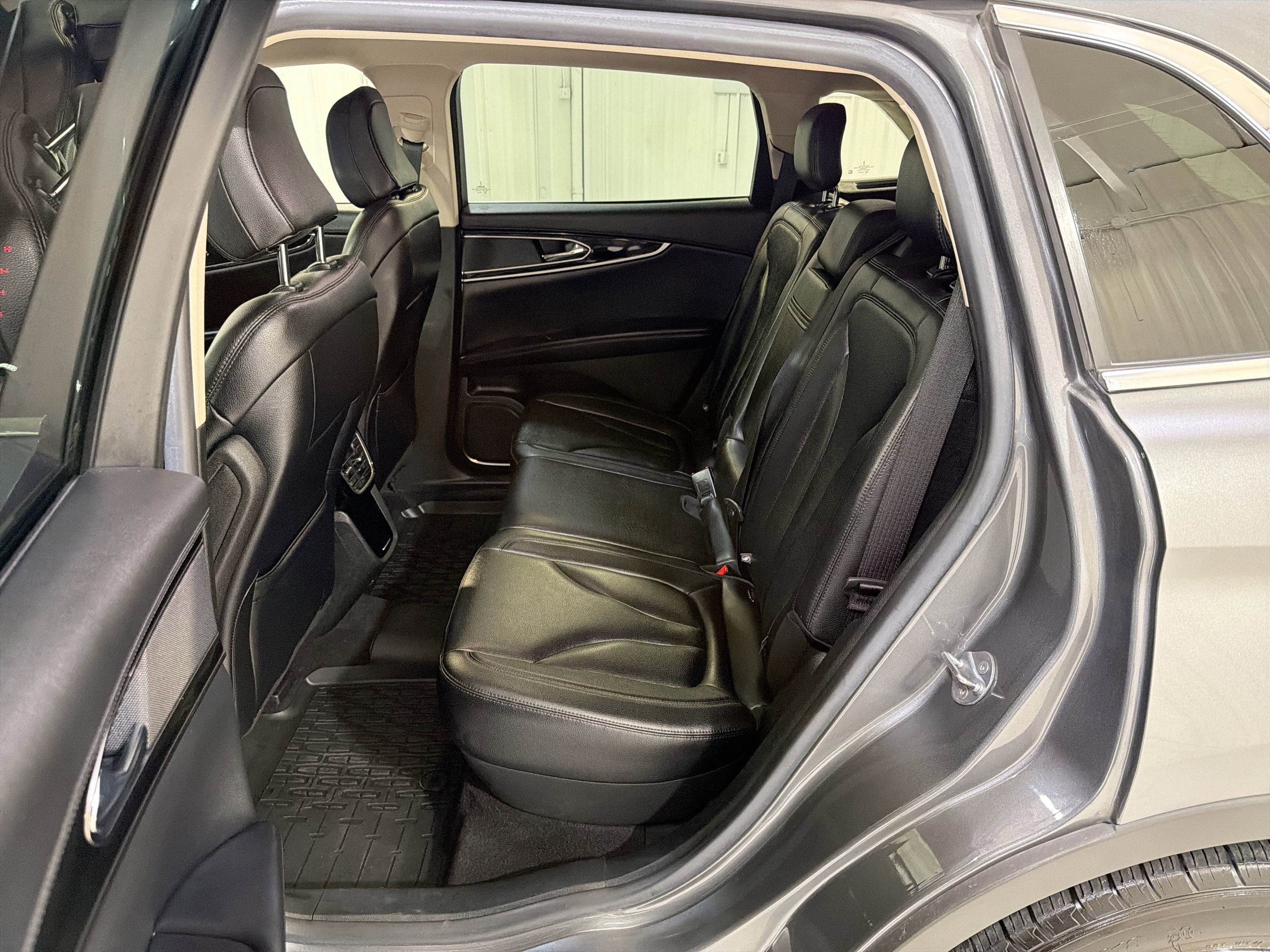 Used 2023 Lincoln Nautilus FWD image 23