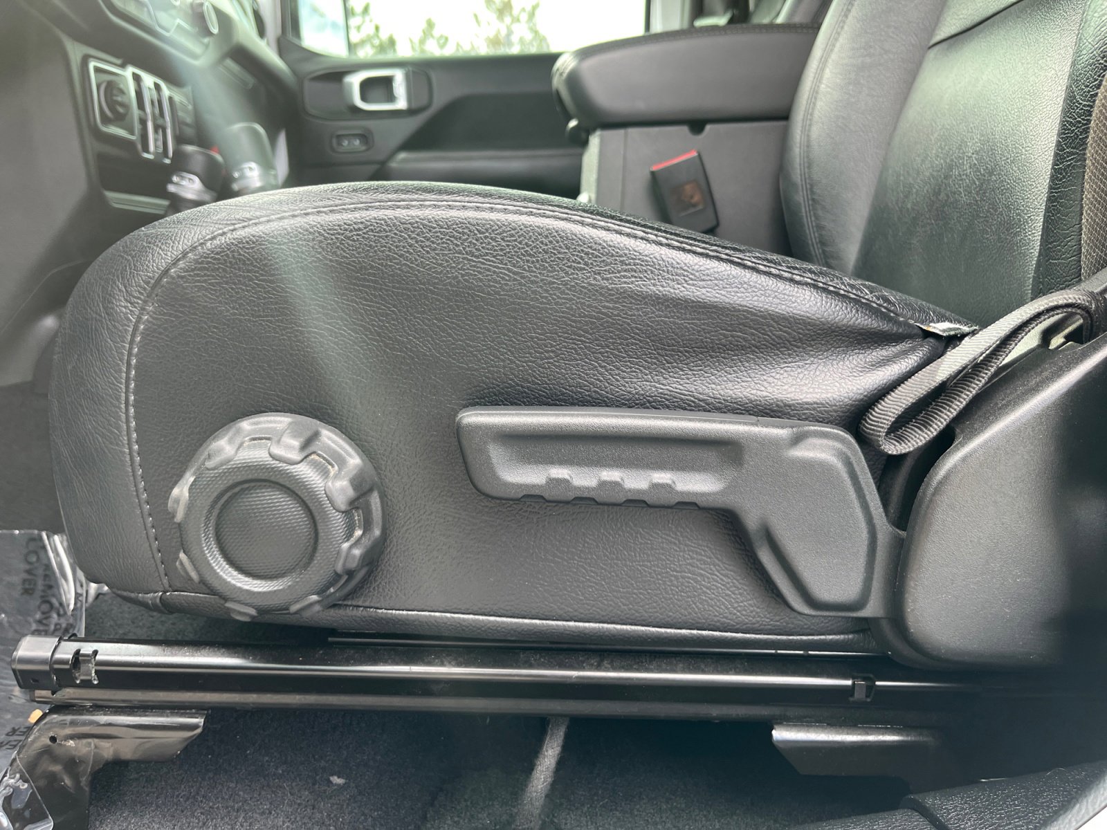 Used 2018 Jeep Wrangler Unlimited Sahara image 14