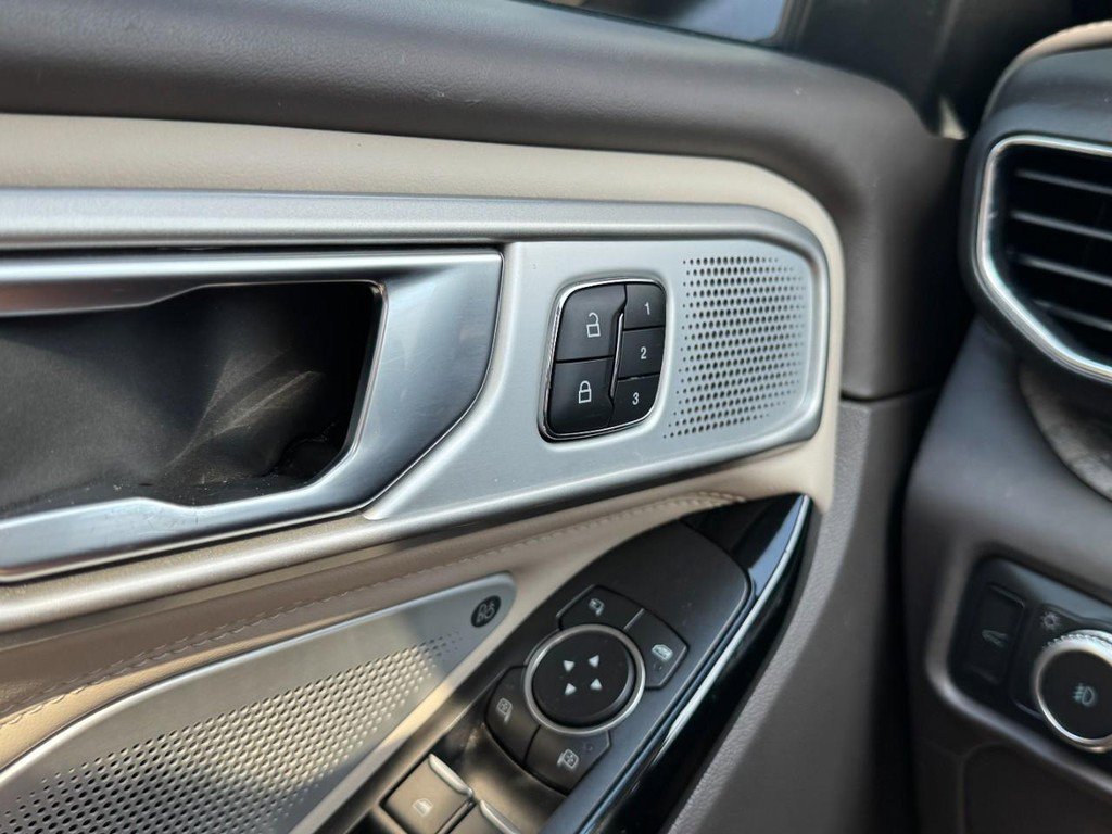 Used 2022 Ford Explorer Platinum w/ Equipment Group 601A image 17