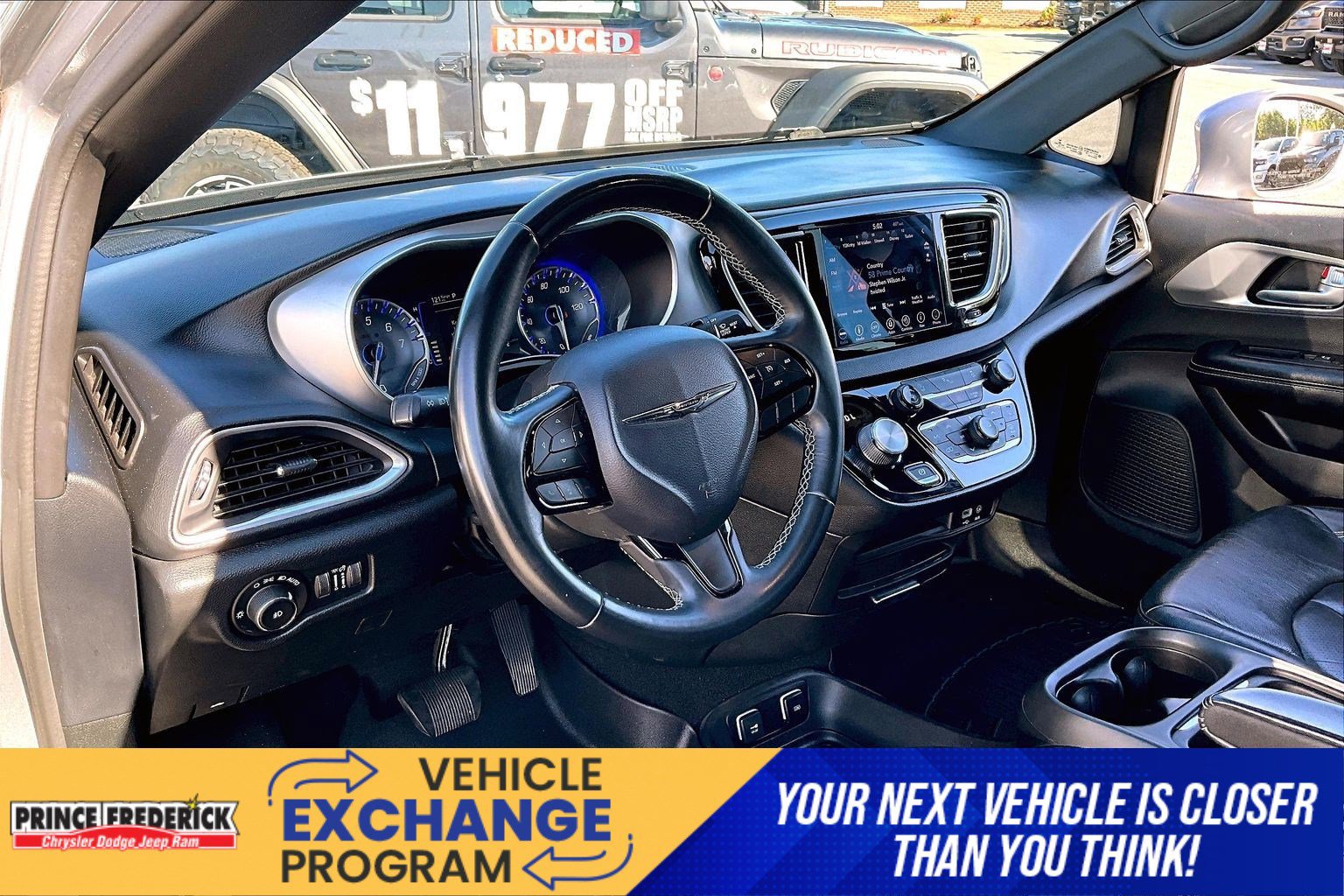 Used 2018 Chrysler Pacifica Touring-L w/ Premium Audio Group FWD image 11