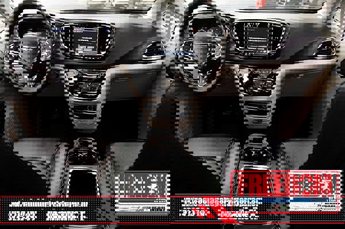 Certified 2024 Chrysler Pacifica Touring-L image 11