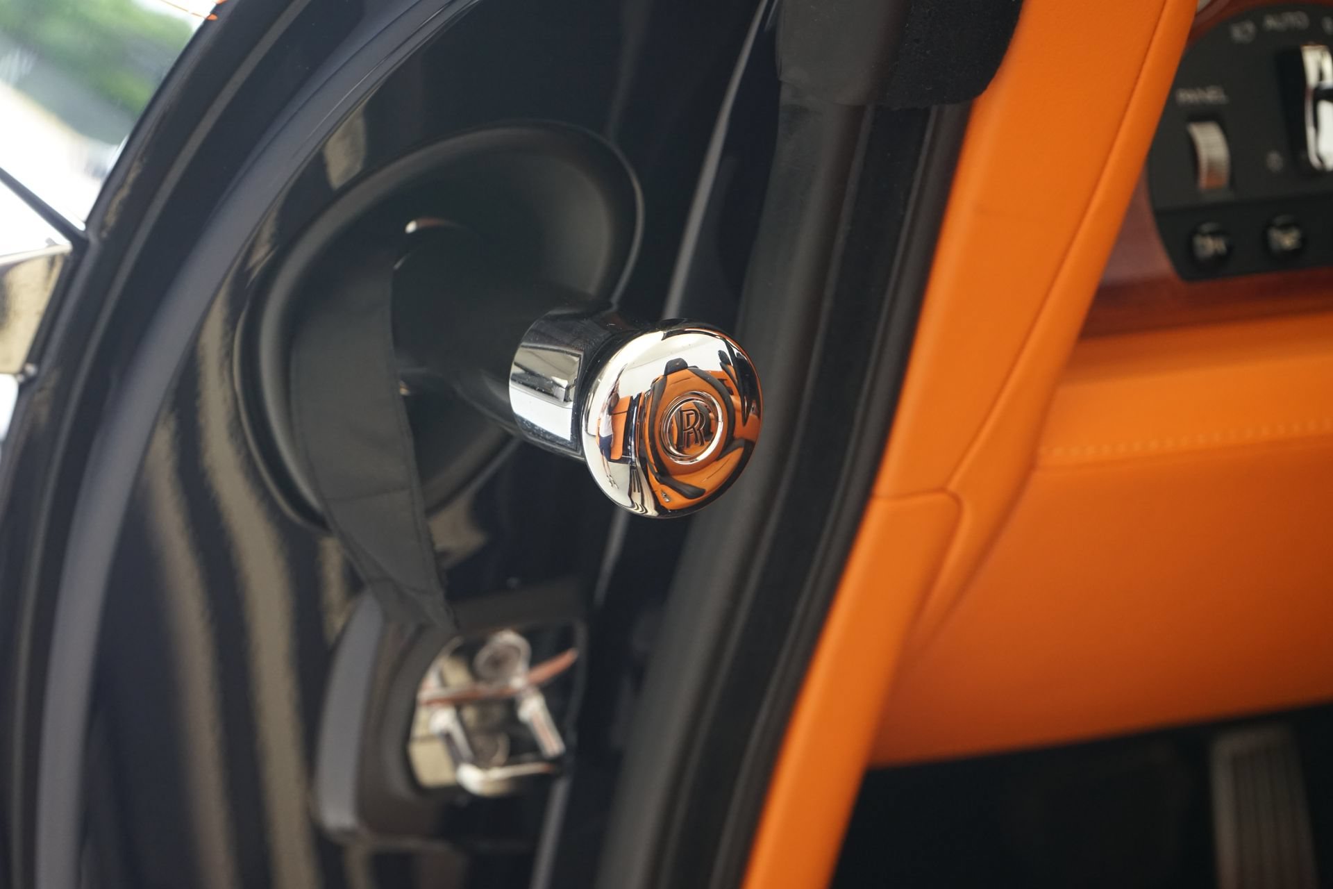 Used 2018 Rolls-Royce Dawn RWD image 34