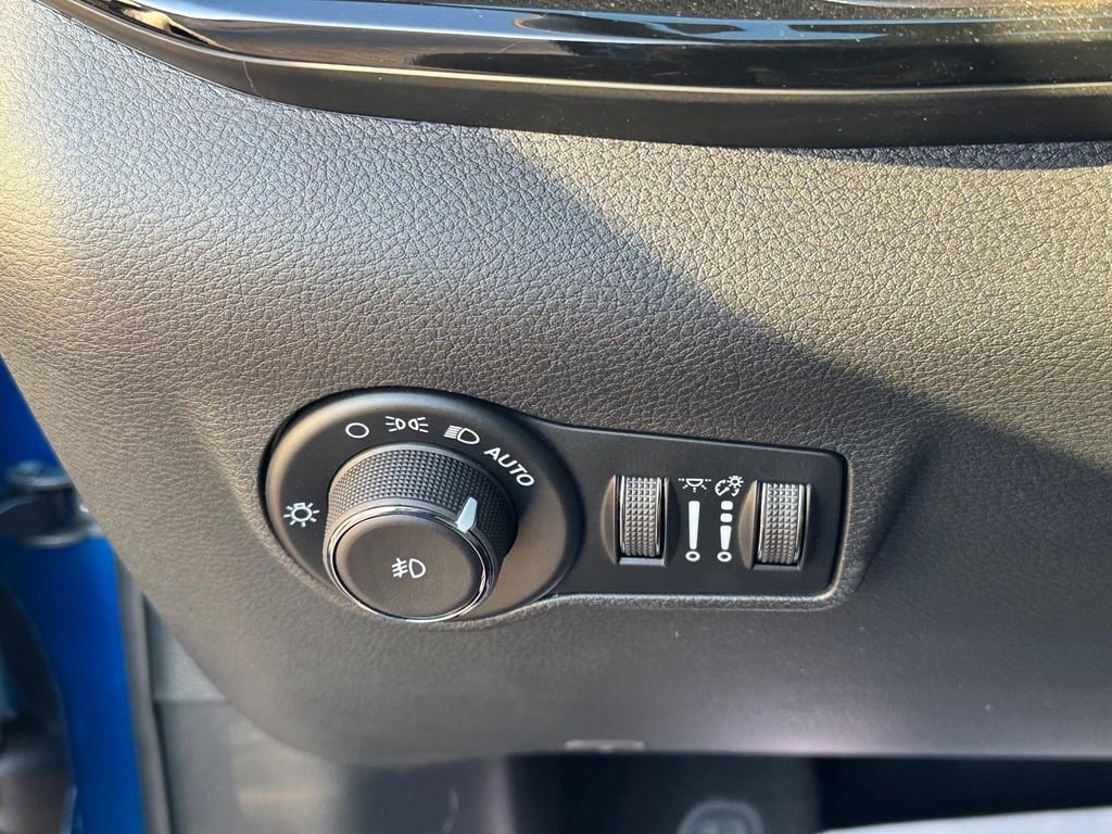 New 2026 Jeep Compass Latitude w/ Sun and Sound Group AWD/4WD image 22