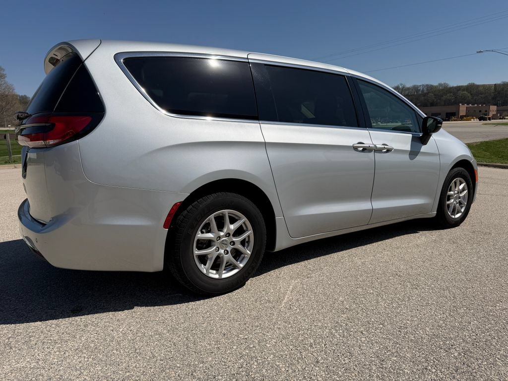 Used 2024 Chrysler Pacifica Touring-L FWD image 5