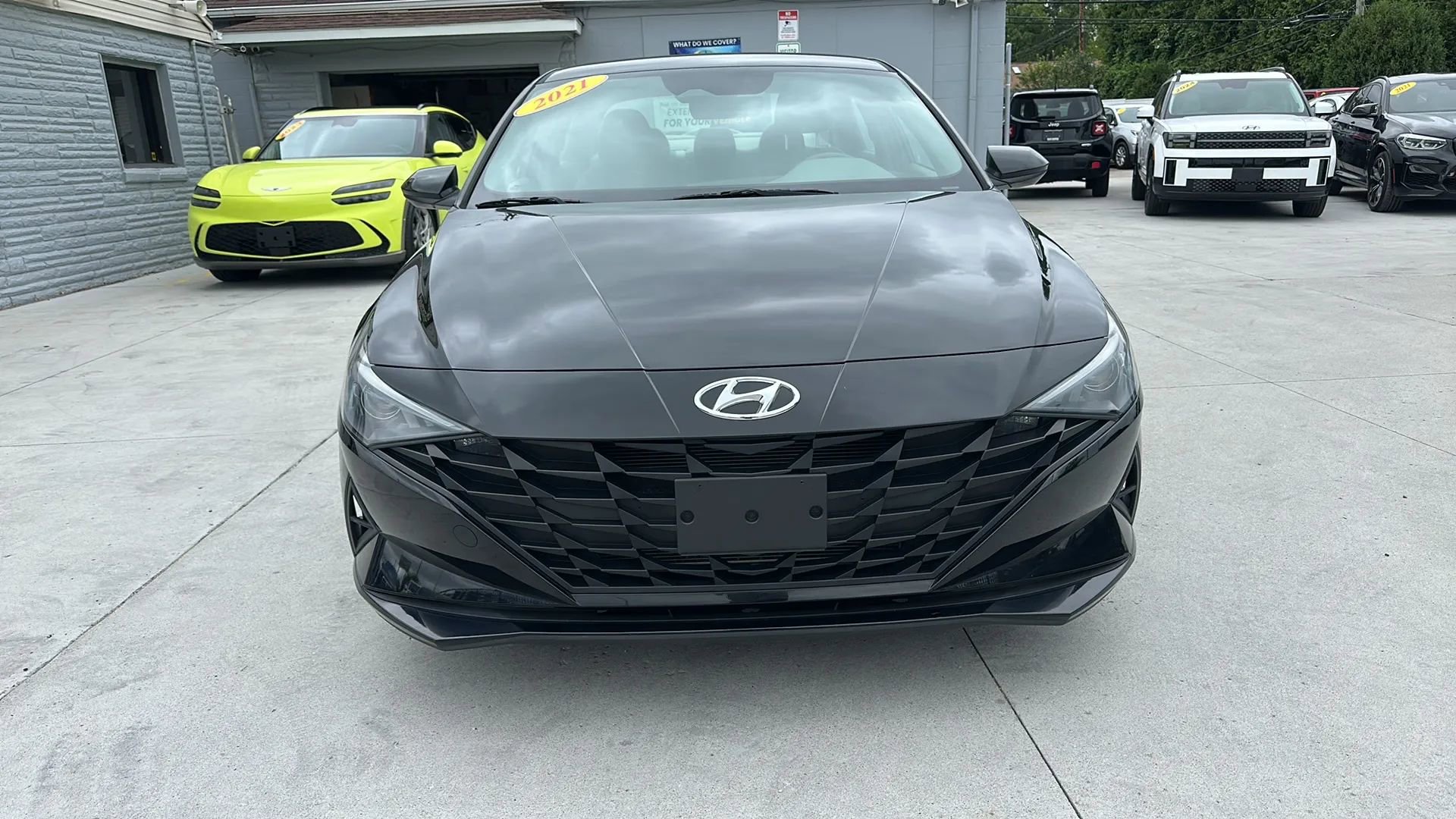 Used 2021 Hyundai Elantra SE w/ Cargo Package image 2