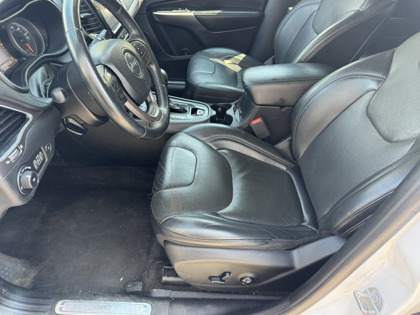 Used 2019 Jeep Cherokee Limited AWD/4WD image 9