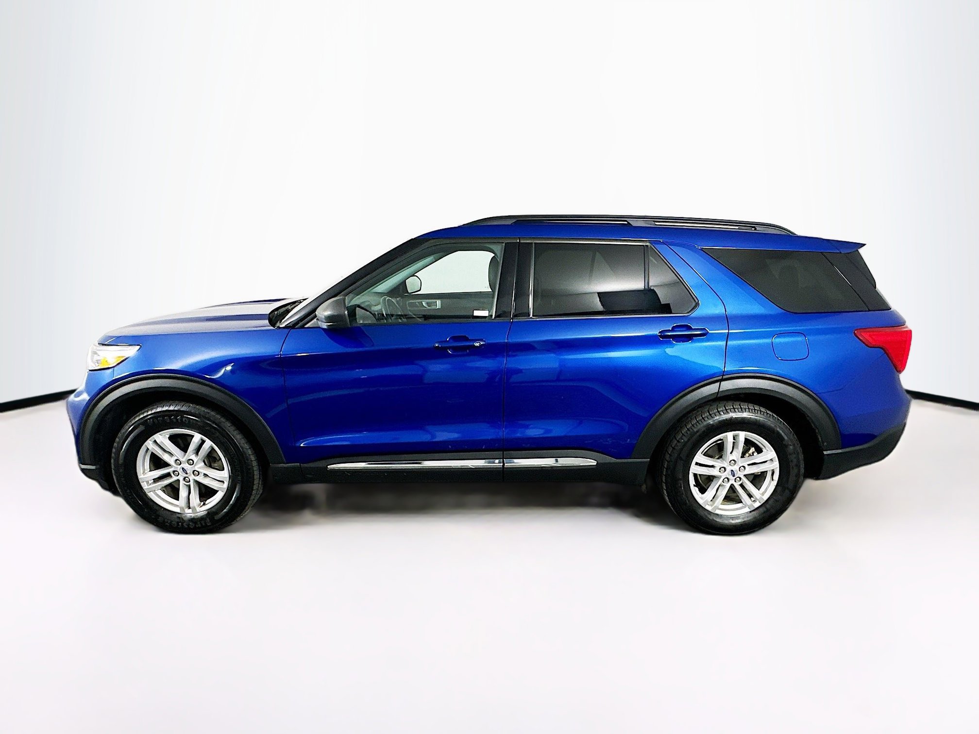Used 2023 Ford Explorer XLT w/ Equipment Group 202A image 4