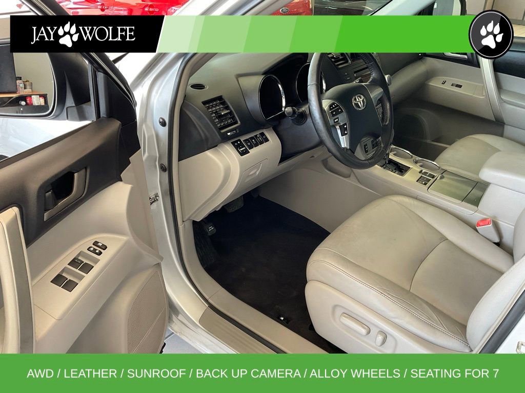 Used 2011 Toyota Highlander SE w/ Tow Pkg image 9