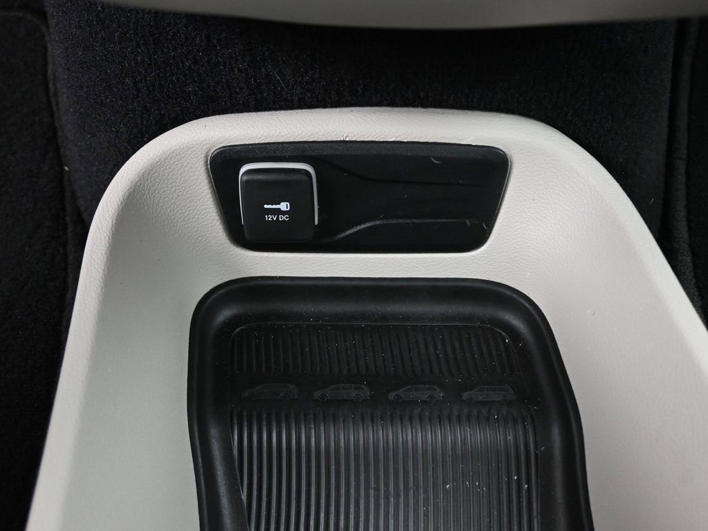 Used 2023 Chrysler Pacifica Touring-L image 4