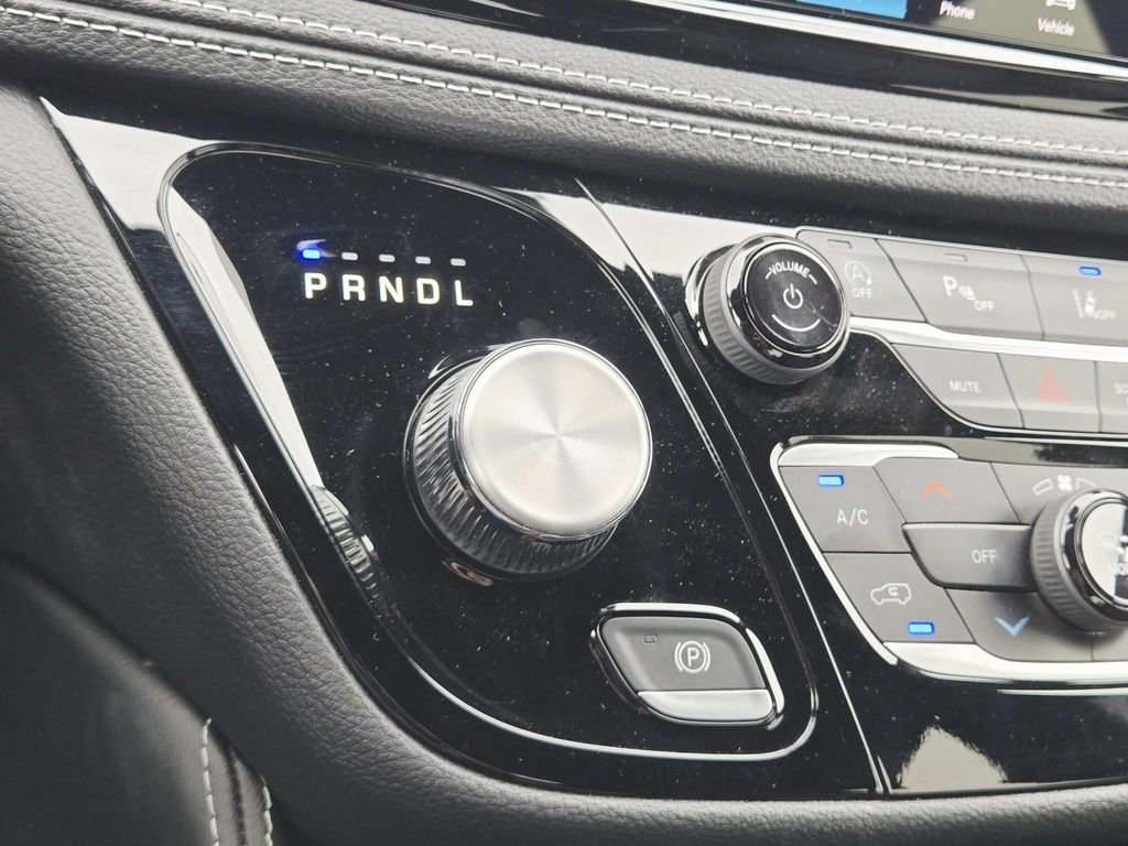 Used 2023 Chrysler Pacifica Limited w/ Uconnect Theater Family Group image 33