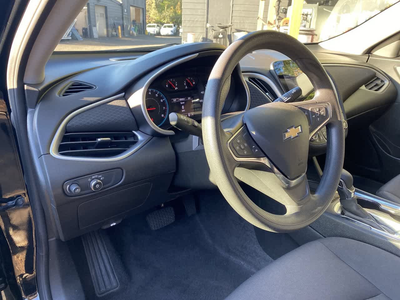 Used 2025 Chevrolet Malibu LT FWD image 2