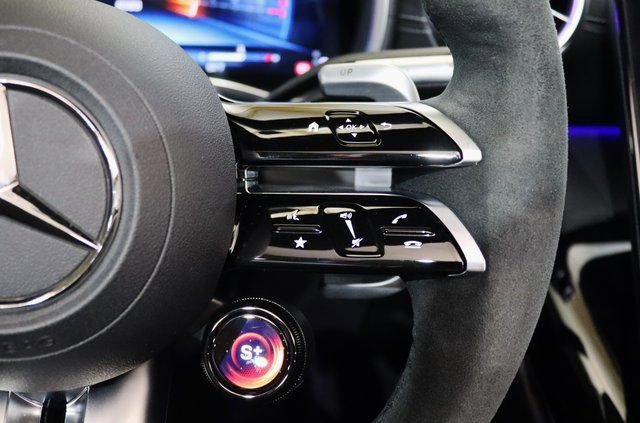 Used 2022 Mercedes-Benz SL 55 AMG 4MATIC w/ Driver Assistance Package image 7