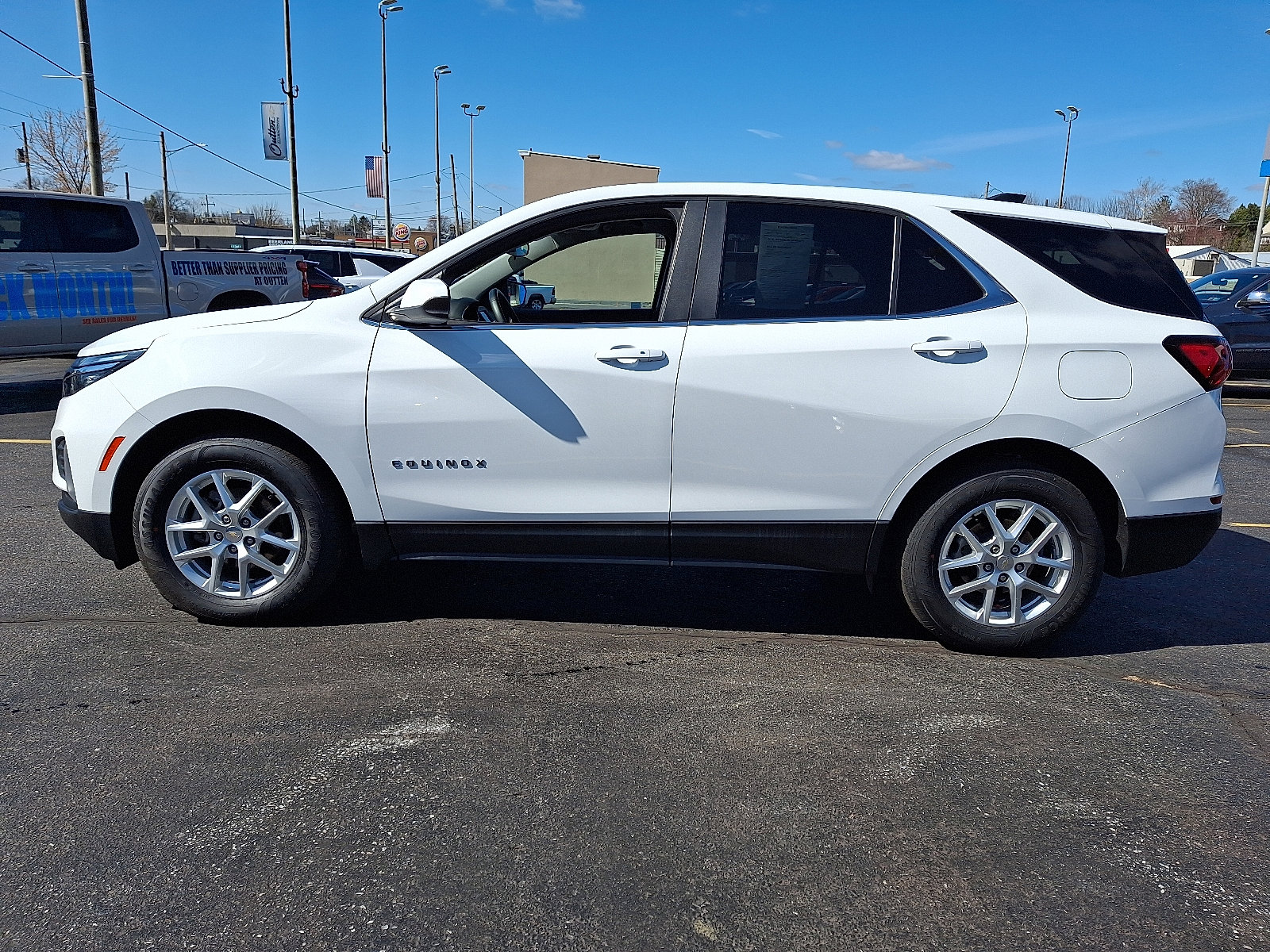 Used 2023 Chevrolet Equinox LT image 2