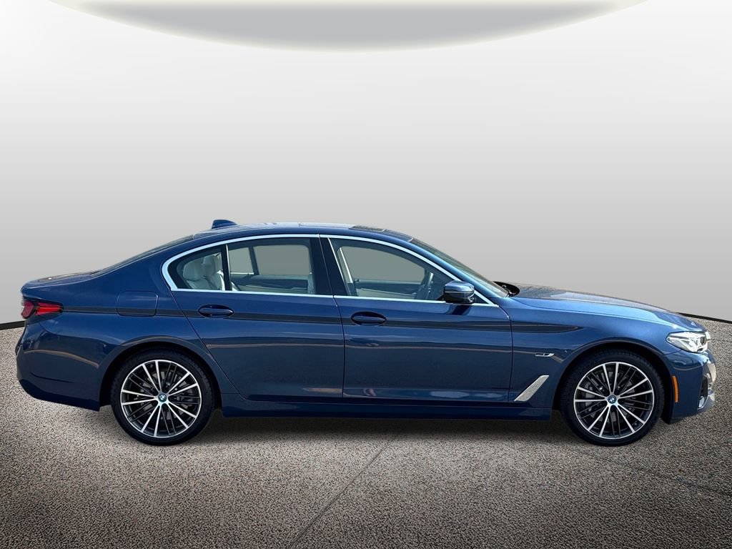 Used 2022 BMW 530e xDrive w/ Premium Package AWD/4WD image 4