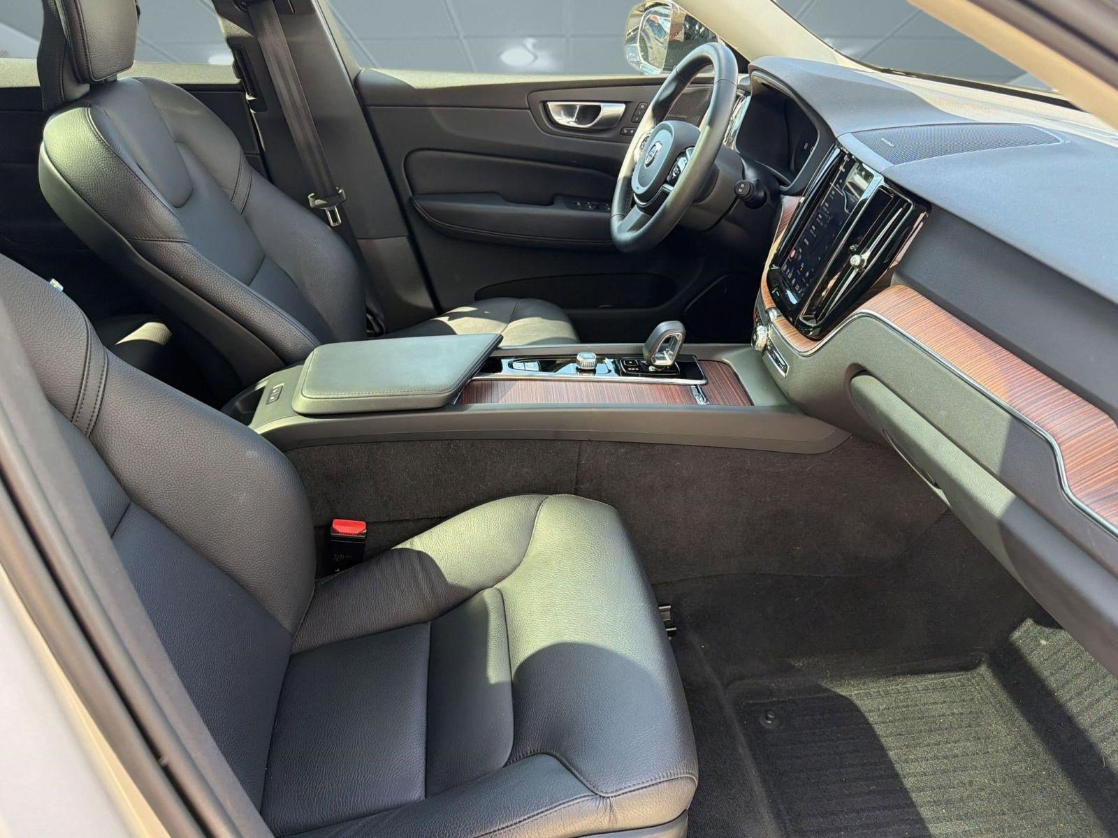 Certified 2024 Volvo XC60 T8 Plus w/ Protection Package Premier AWD/4WD image 30