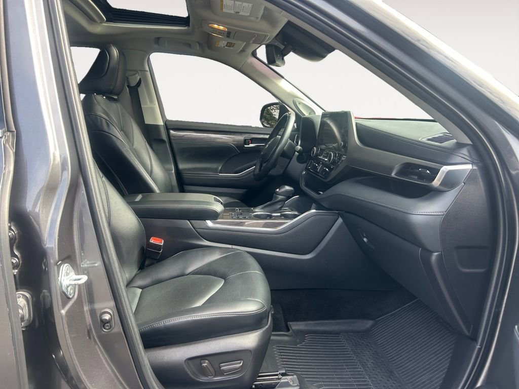 Used 2023 Toyota Highlander Limited image 10