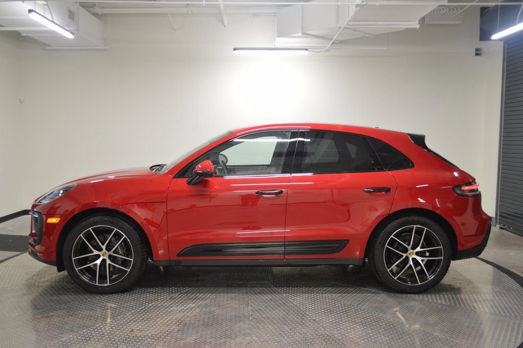 Certified 2025 Porsche Macan AWD/4WD image 2