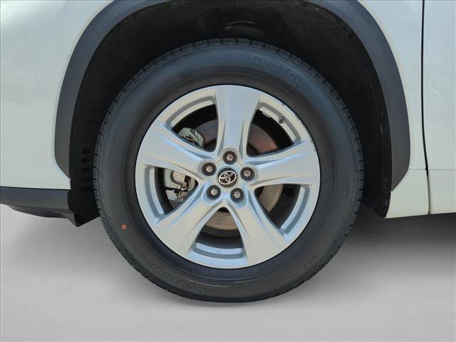 Used 2021 Toyota Highlander LE FWD image 23