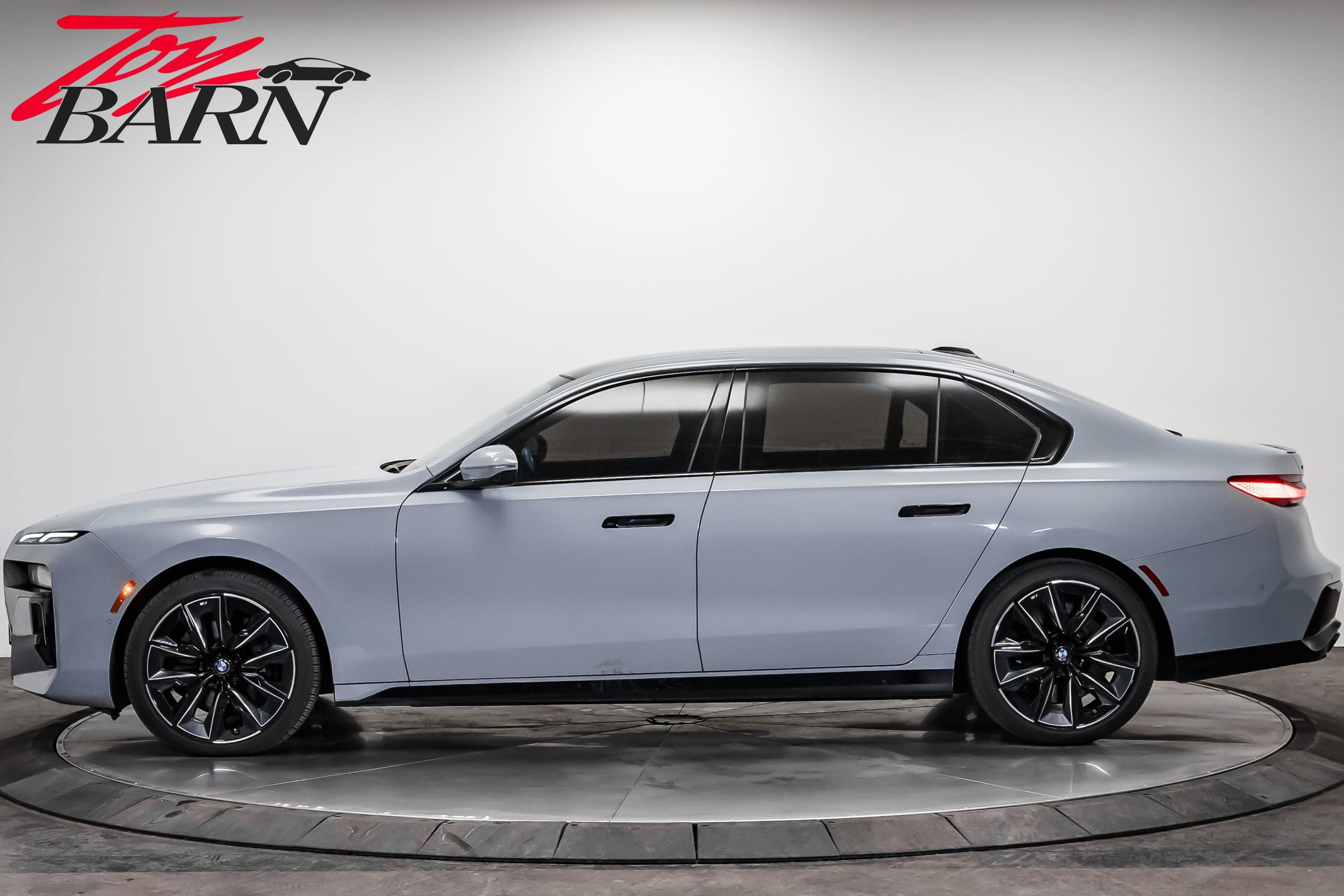 Used 2023 BMW 760i xDrive image 2