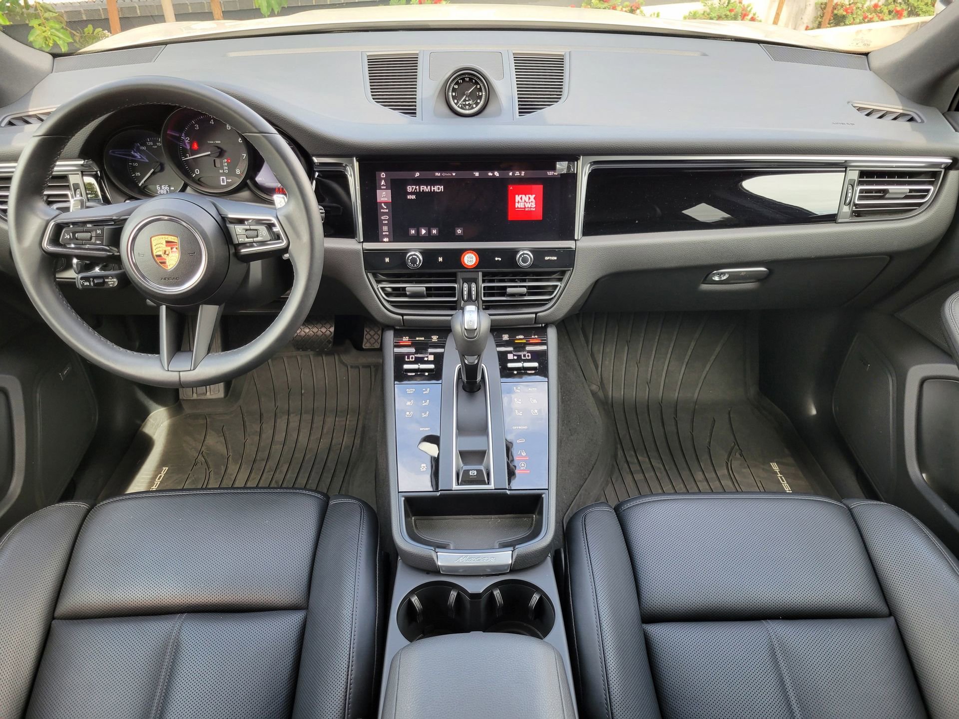 Certified 2025 Porsche Macan image 12