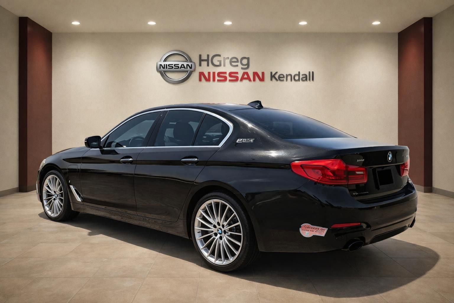 Used 2019 BMW 530e w/ Convenience Package RWD image 2