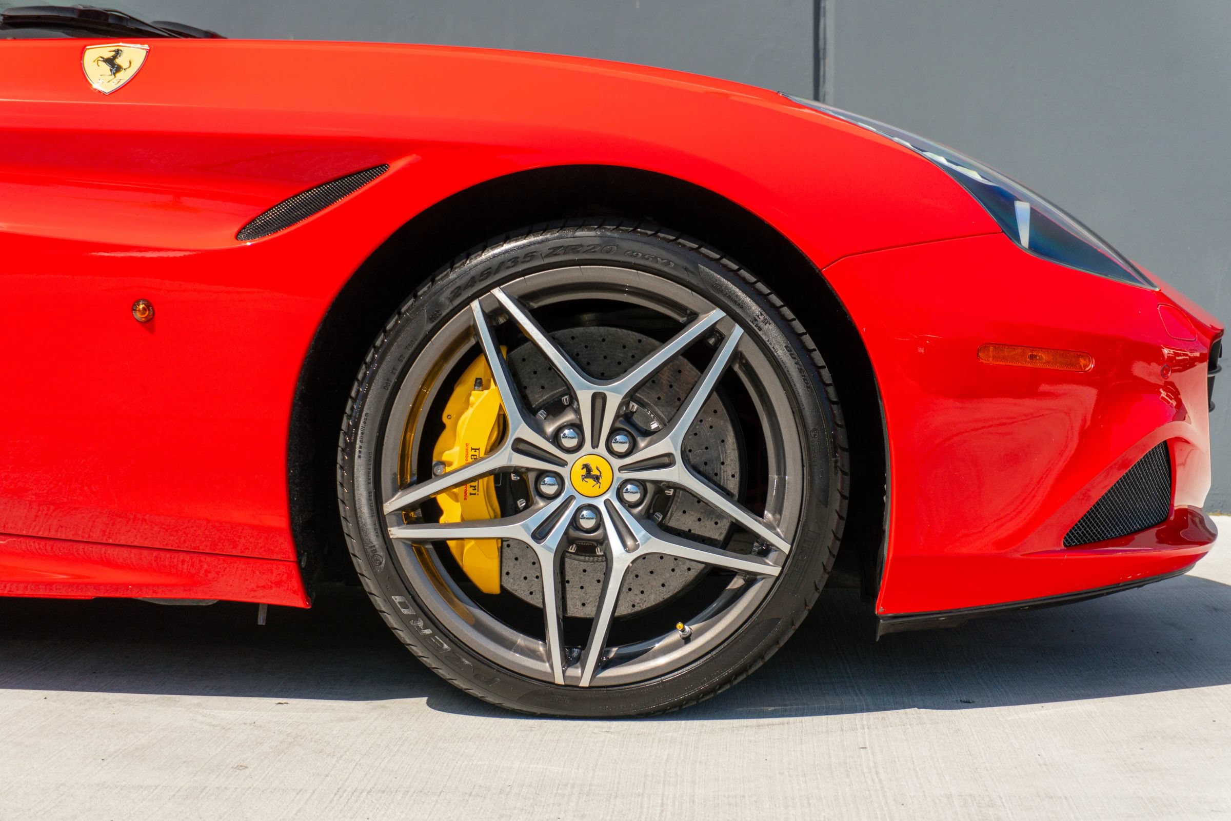 Used 2017 Ferrari California T RWD image 36