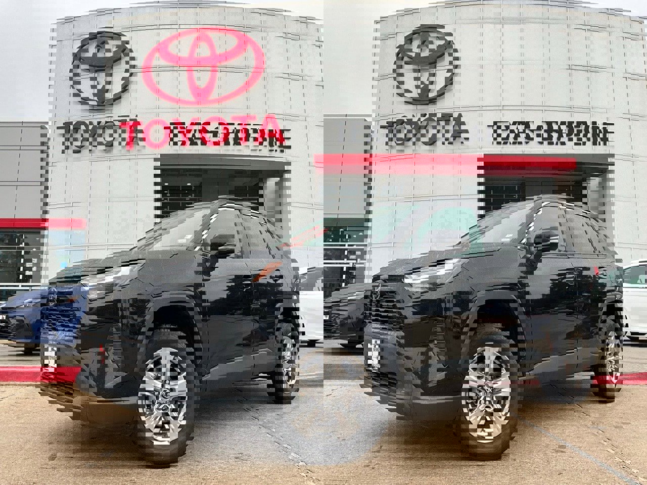 Used 2024 Toyota RAV4 XLE image 2