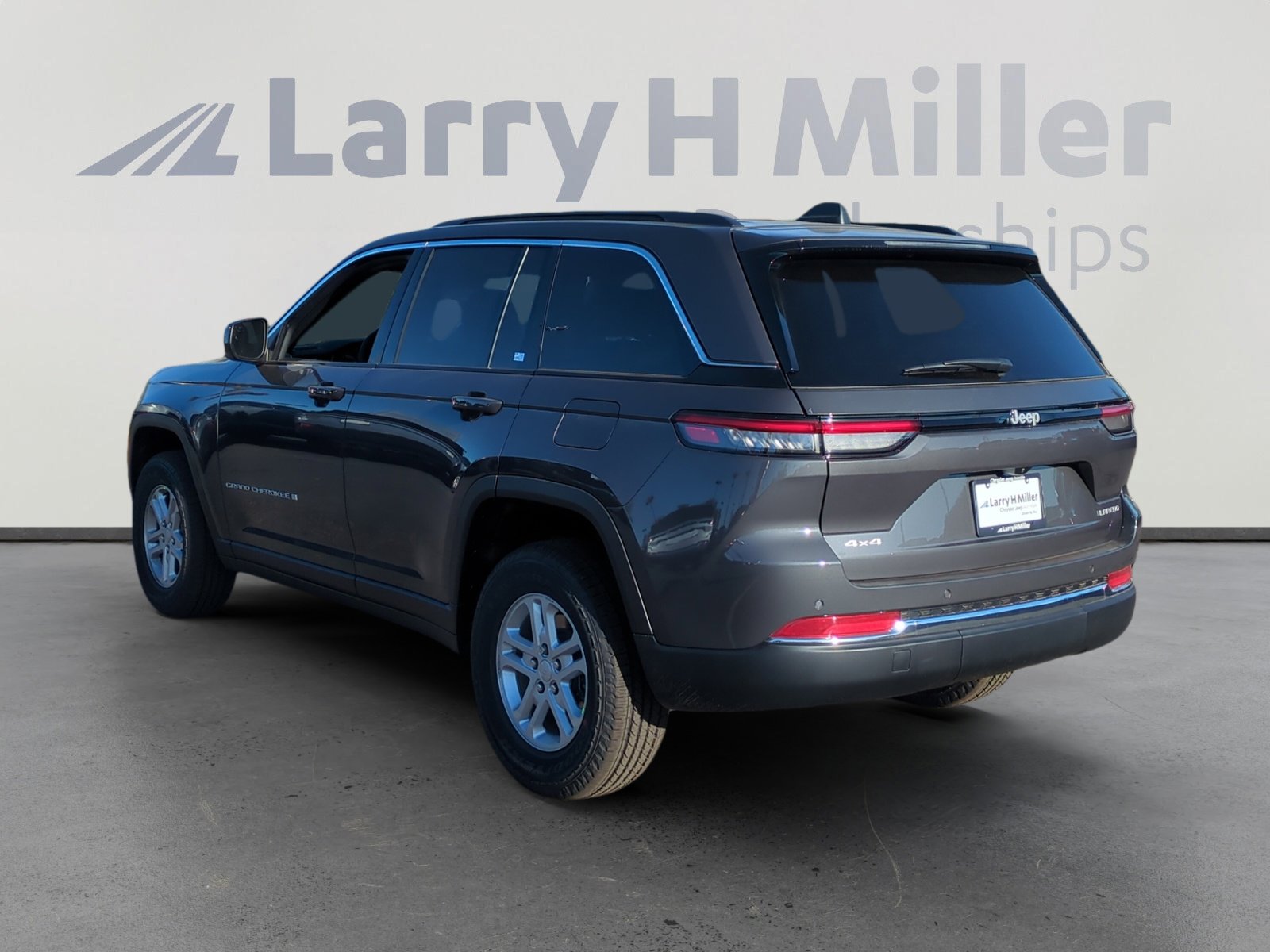 New 2025 Jeep Grand Cherokee Laredo image 3