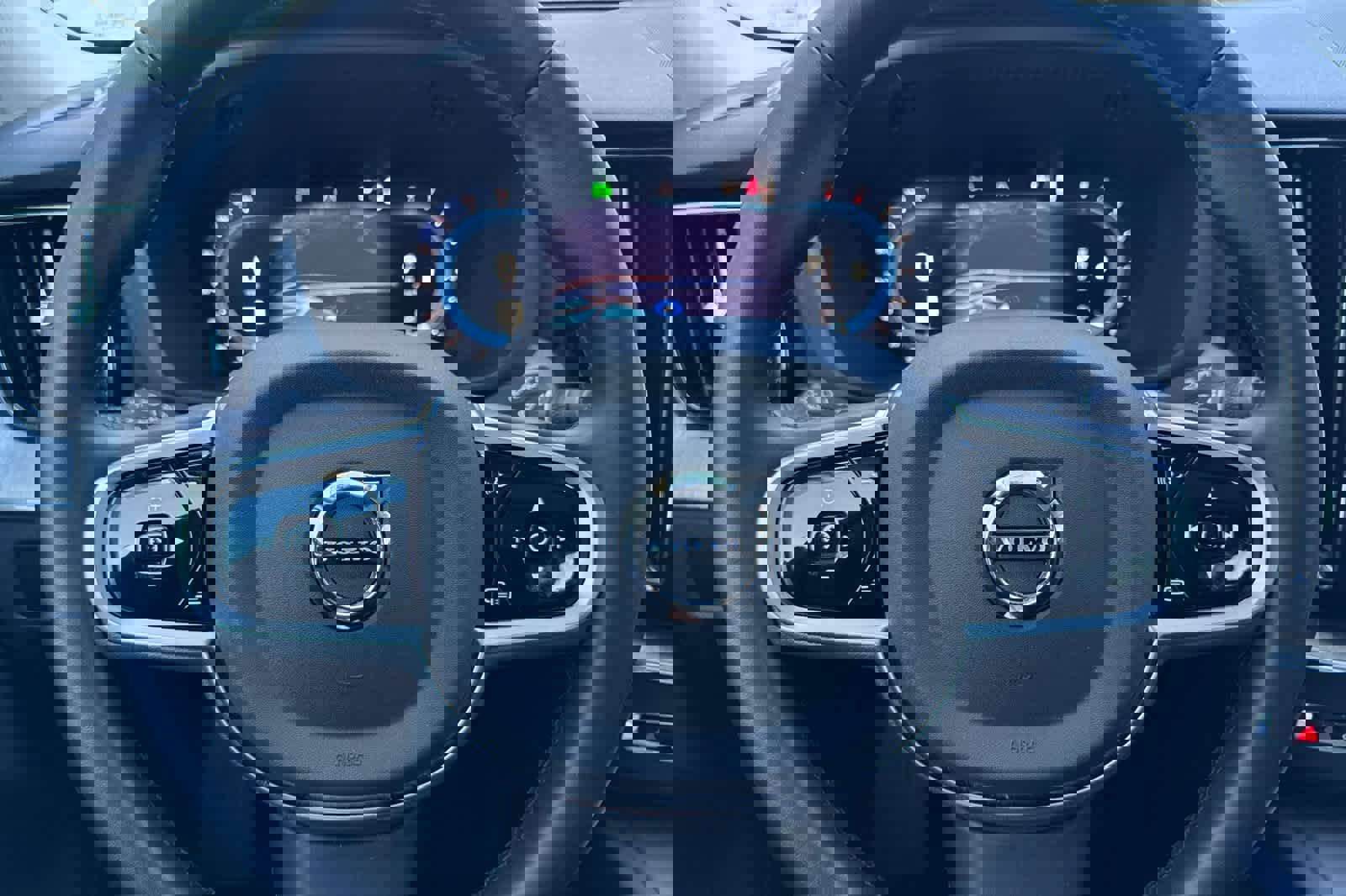 Used 2025 Volvo XC60 B5 Plus image 25