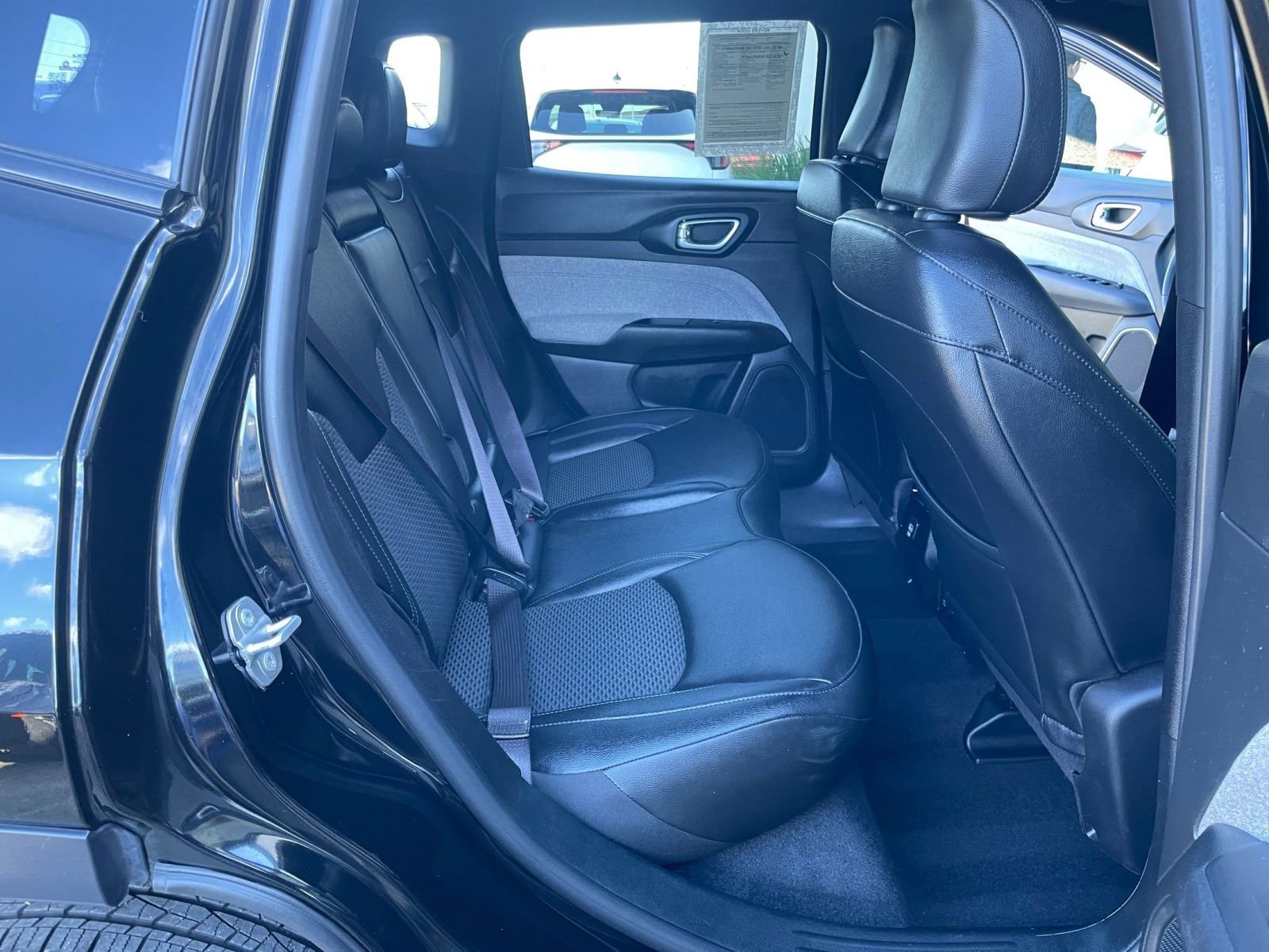 Used 2025 Jeep Compass Latitude image 25